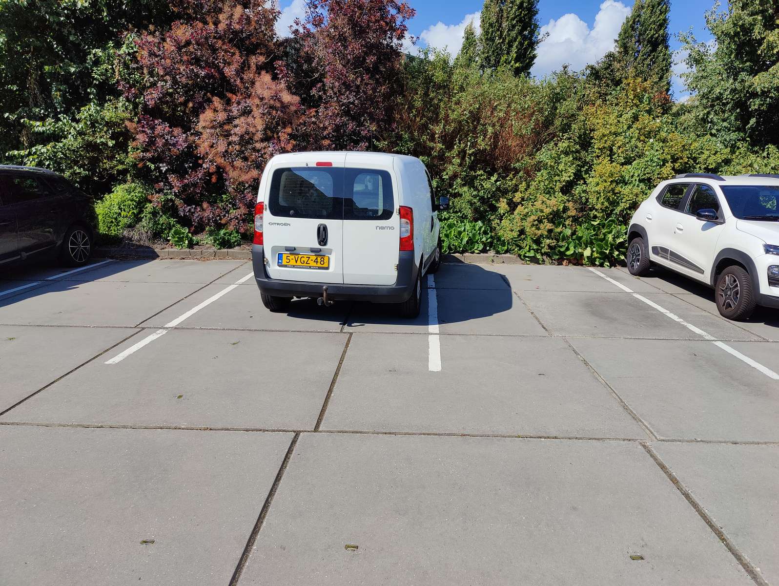 Samochód na parkingu puzzle online ze zdjęcia
