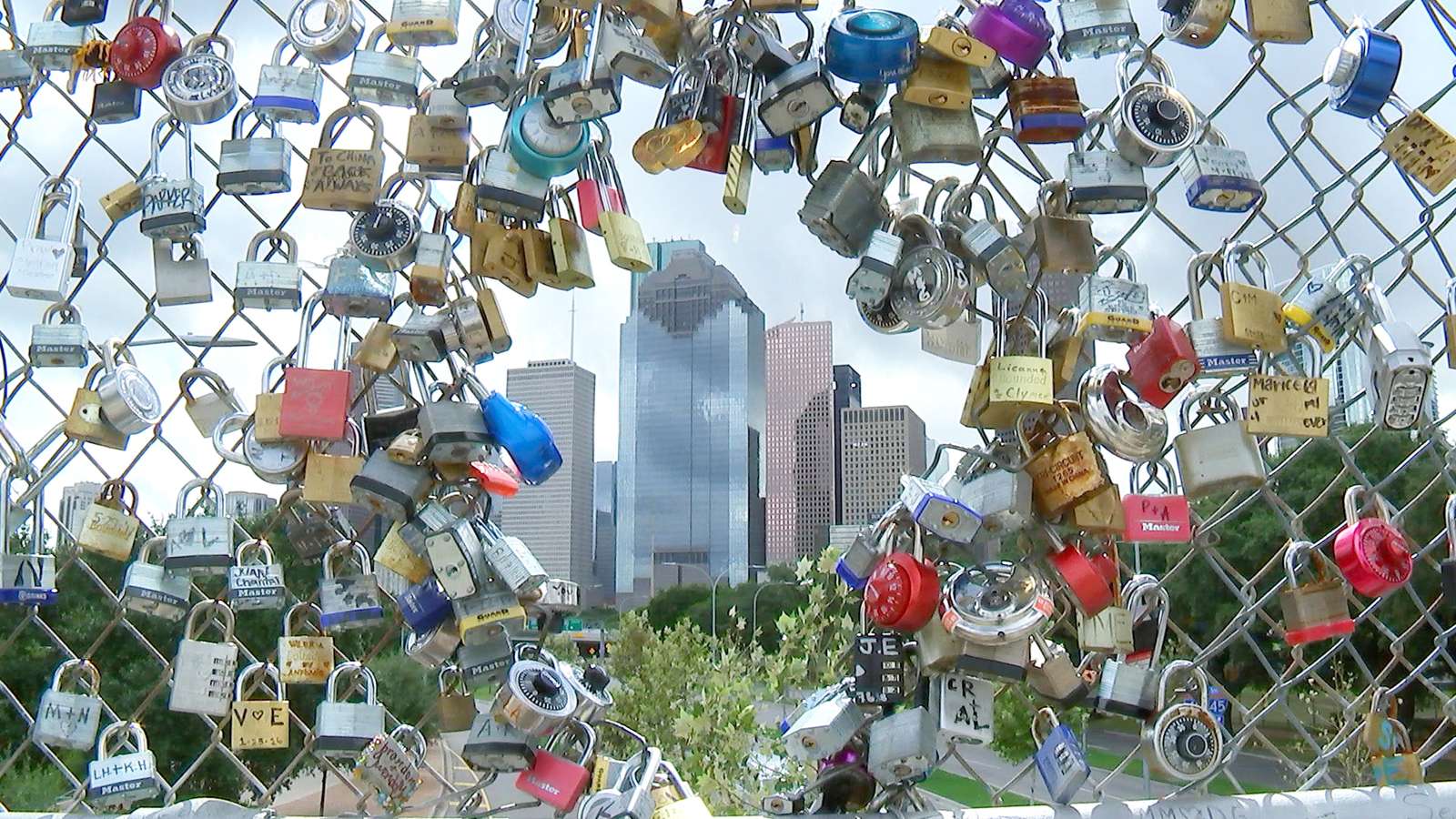 6 kłódek miłości na ogrodzeniu miejskim puzzle online