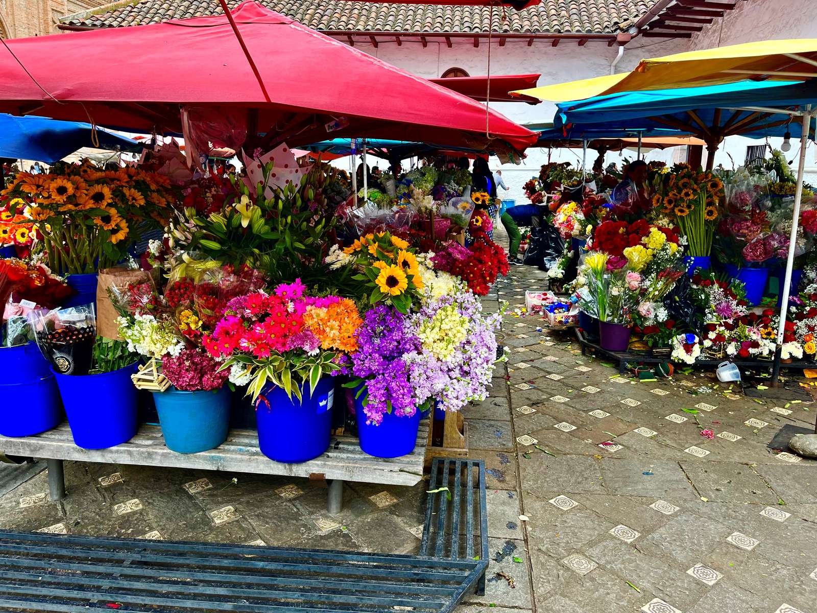 Targ kwiatowy w Cuenca puzzle online