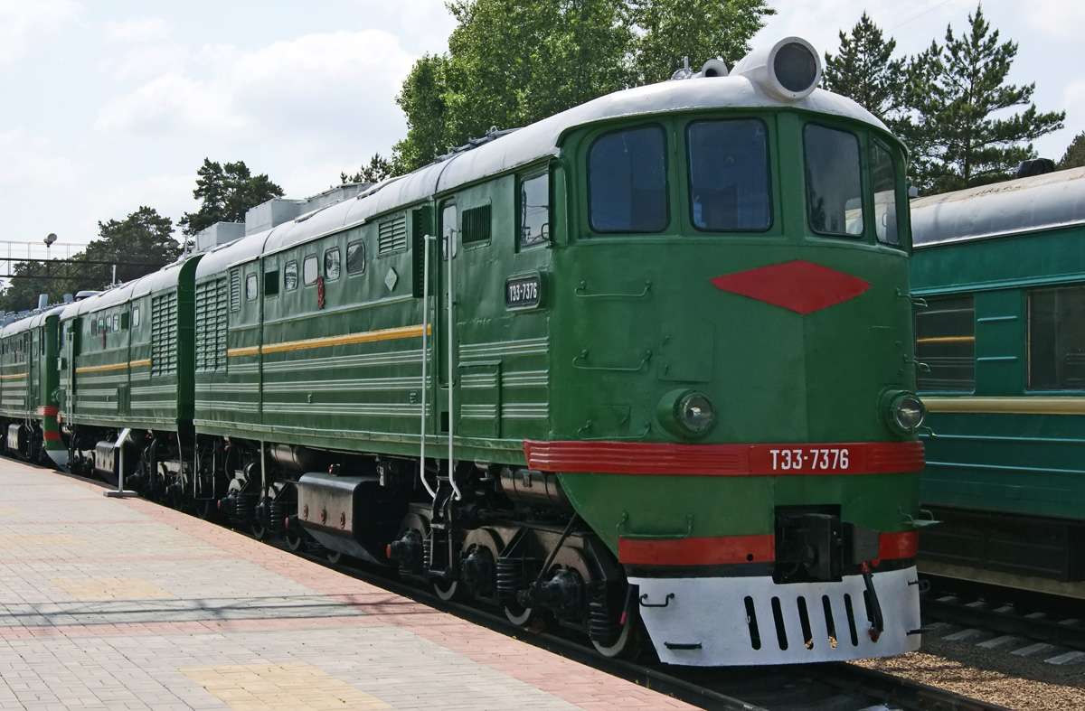 lokomotywa spalinowa TE3-7376 puzzle online ze zdjęcia