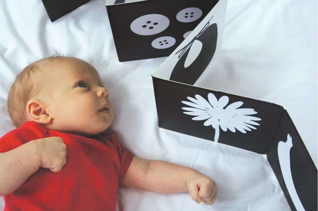 dziecko czyta książkę w czerni i bieli puzzle online ze zdjęcia