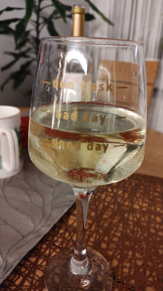 Glass of wine puzzle online