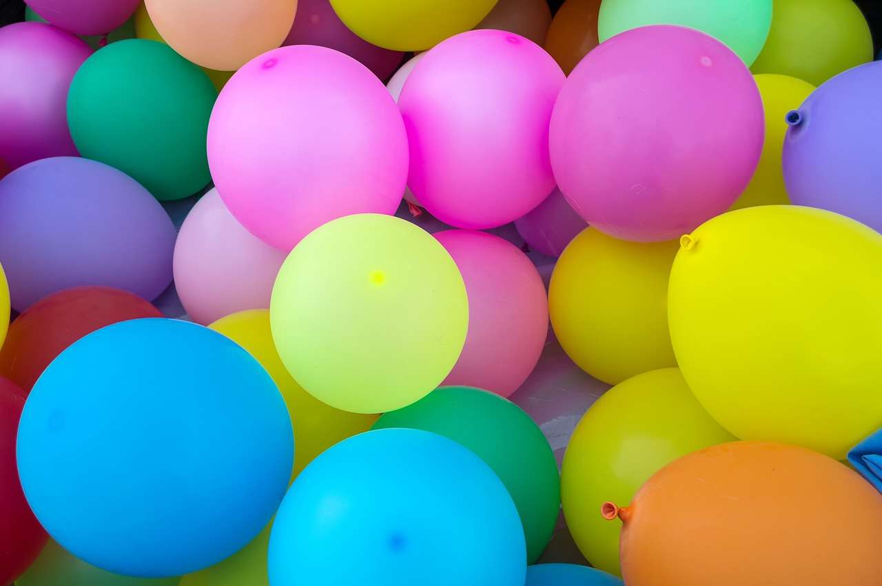 balony we wszystkich kolorach puzzle online ze zdjęcia