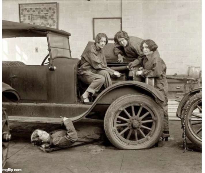 Licealistki w klasie mechaniki samochodowej, 1927 puzzle online