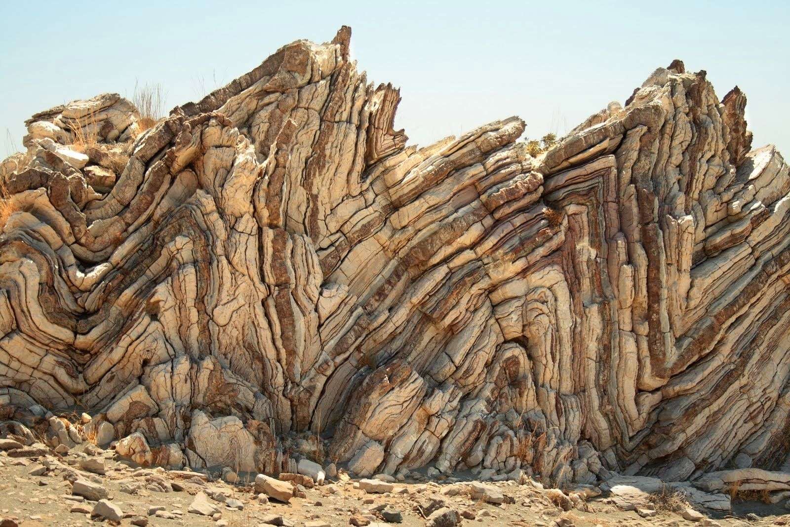 Powstała skała wulkaniczna puzzle online ze zdjęcia