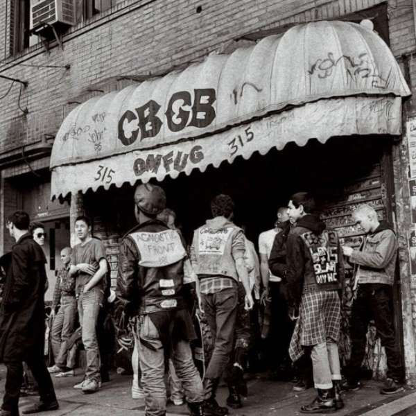 Punki przed CBGB, niedzielny poranek, 1984 puzzle online