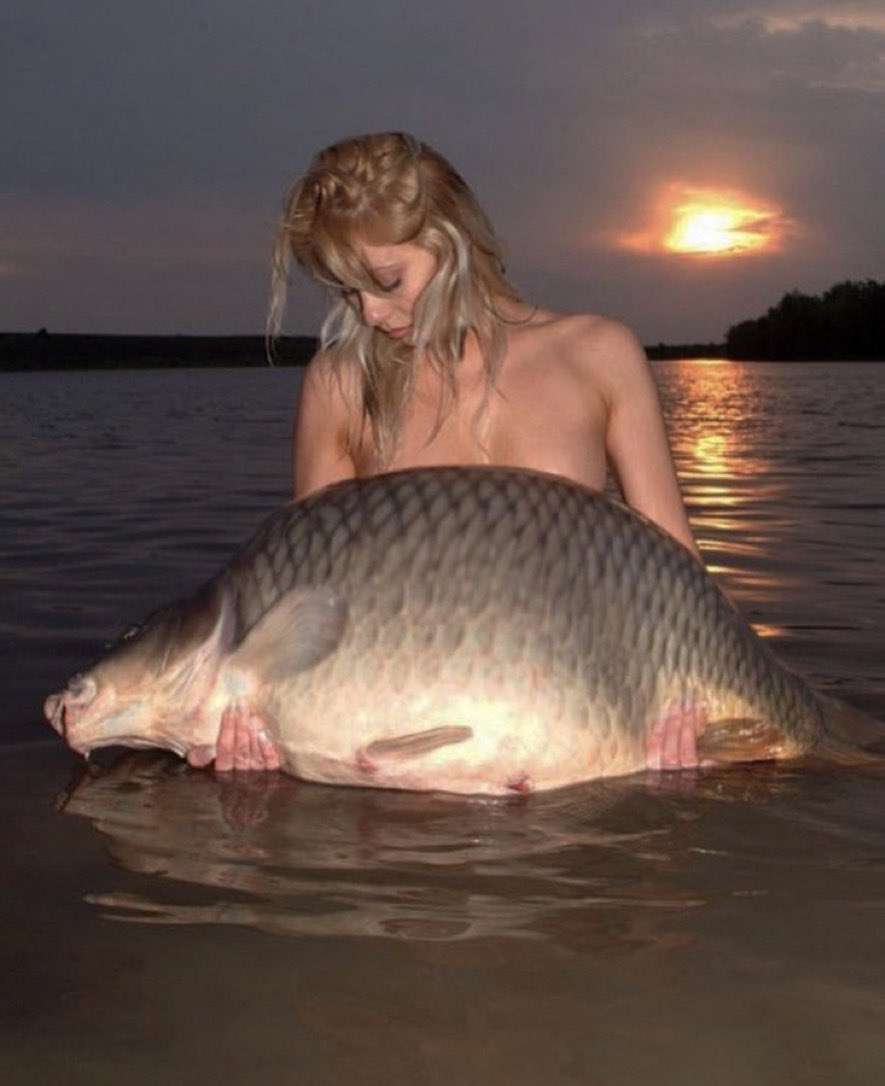 kobieta bez koszuli w wodzie trzymająca dużą rybę dramat puzzle online ze zdjęcia