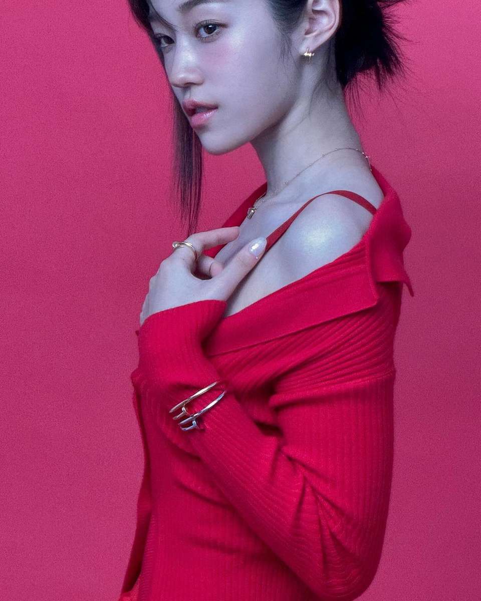 Roh Yoon Seo w czerwonej sukience puzzle online