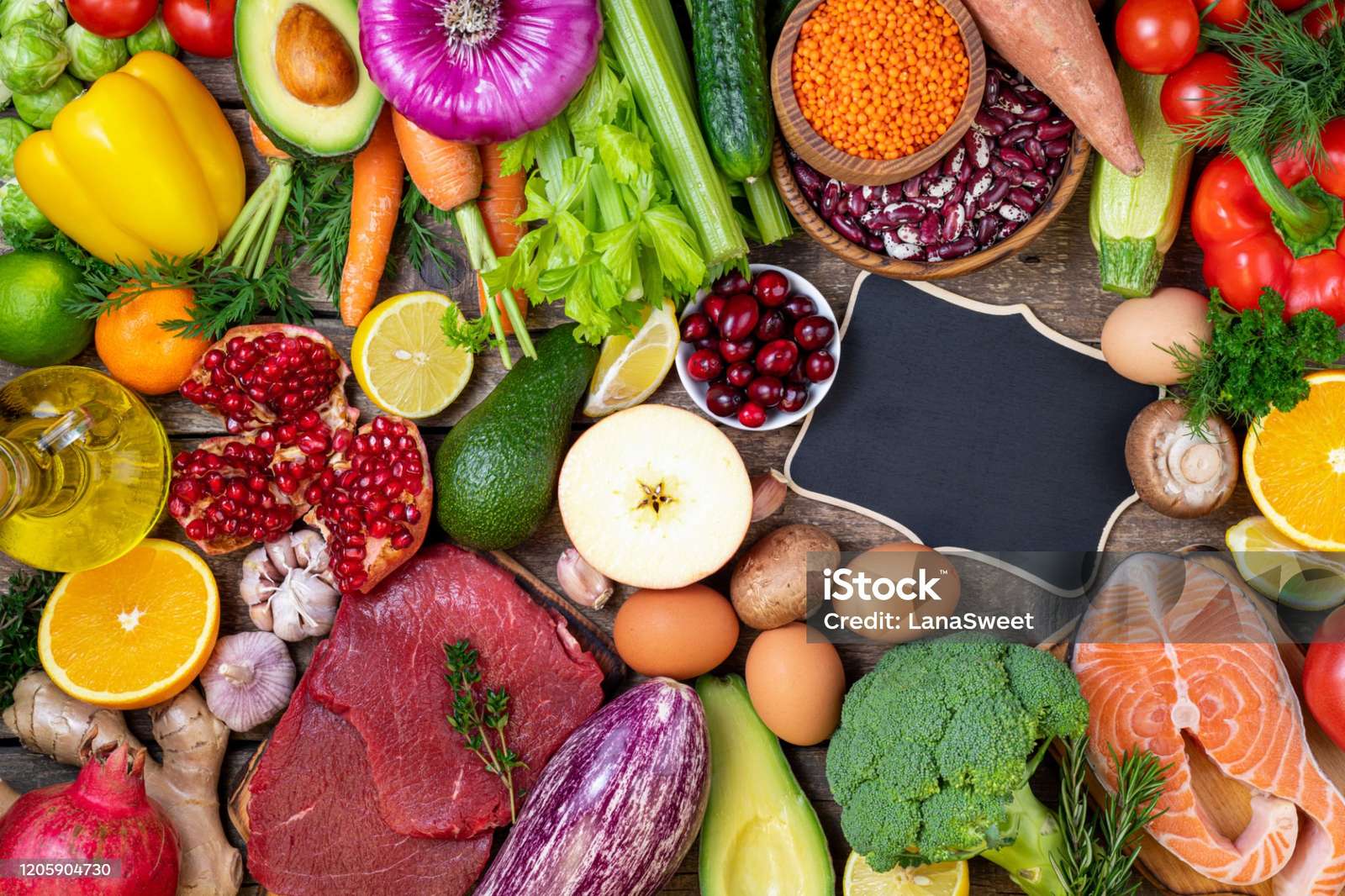 Świeże warzywa, owoce, mięso i ryby na stole puzzle online
