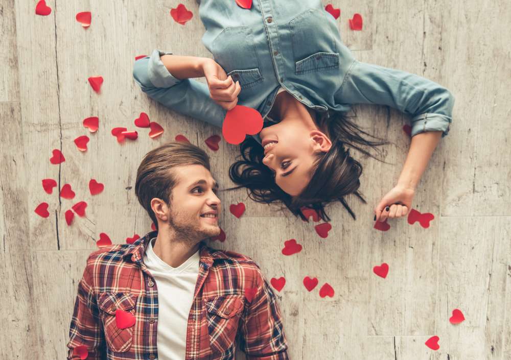 miłość między uroczą parą puzzle online ze zdjęcia