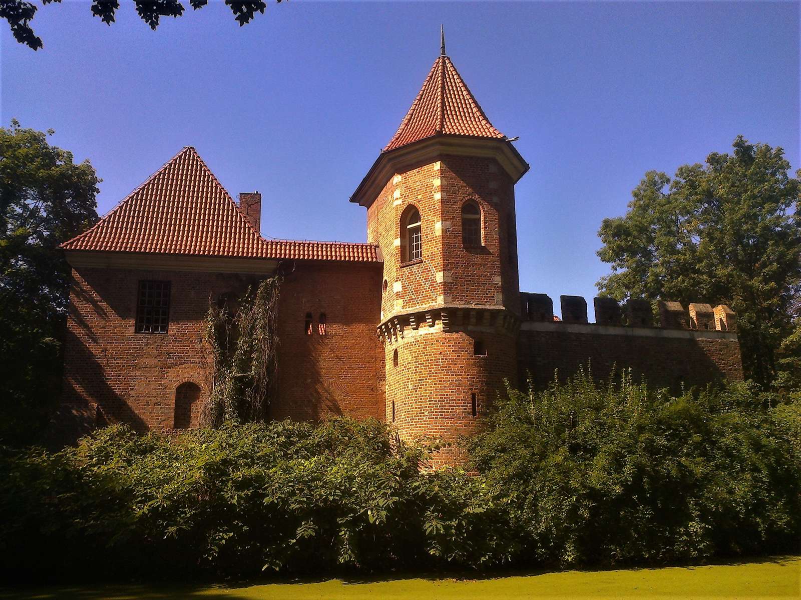 Zamek w Oporowie od strony wschodniej puzzle online ze zdjęcia