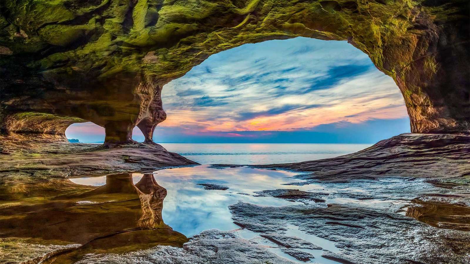Morze wpływa do jaskini puzzle online ze zdjęcia