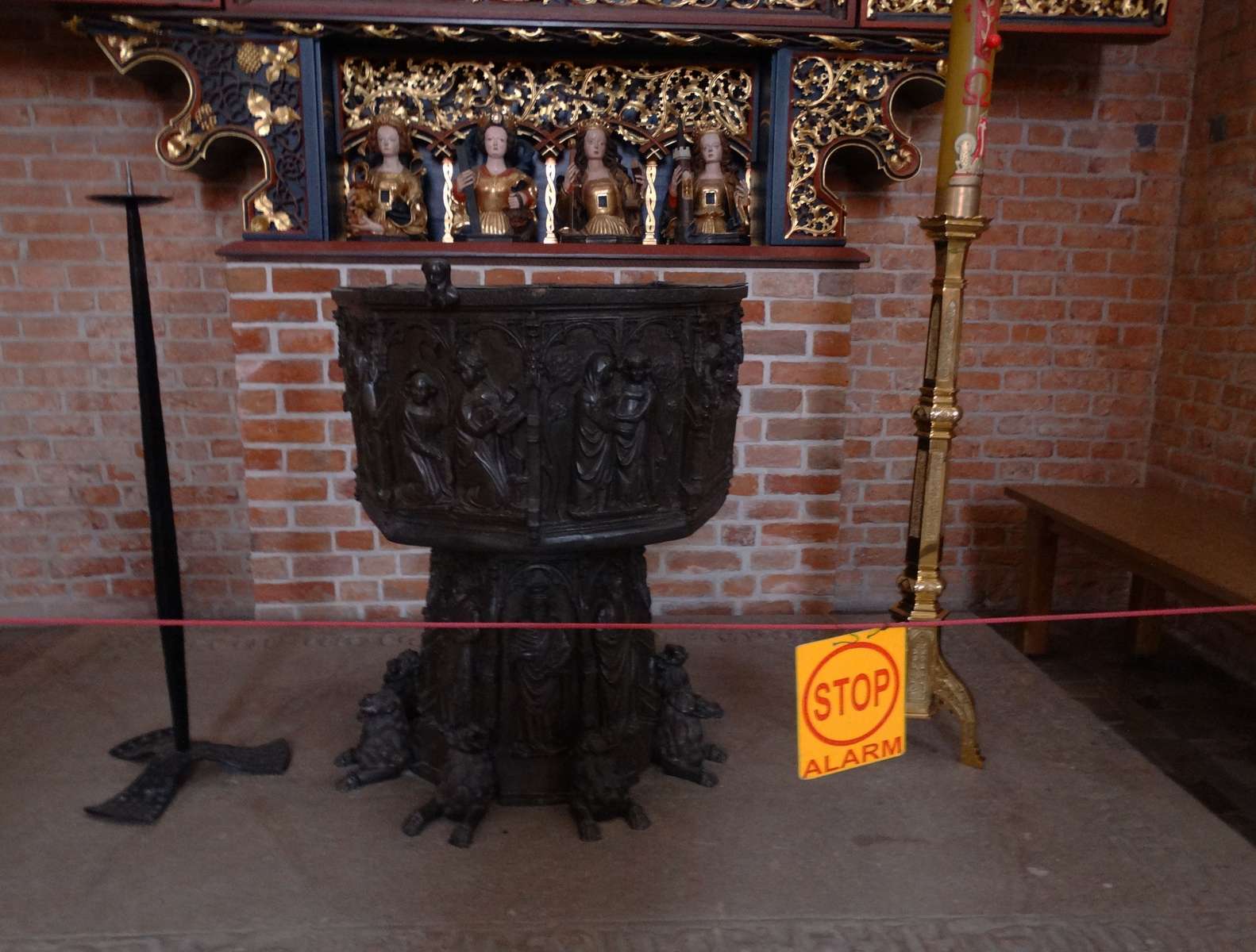 Chrzcielnica z kościoła pw. św. Mikołaja w Elblągu puzzle online ze zdjęcia