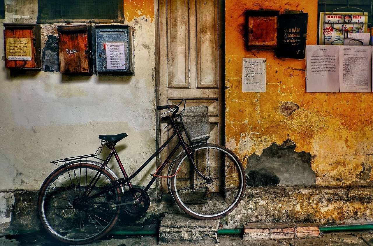 Rower przed domem puzzle online ze zdjęcia