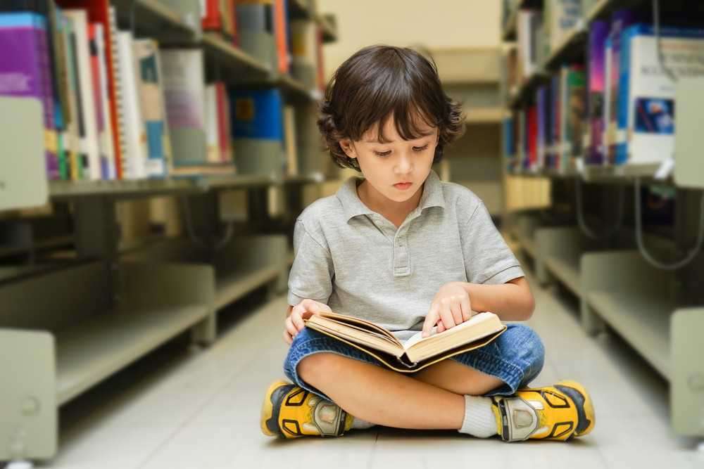 Chłopiec czyta książkę puzzle online