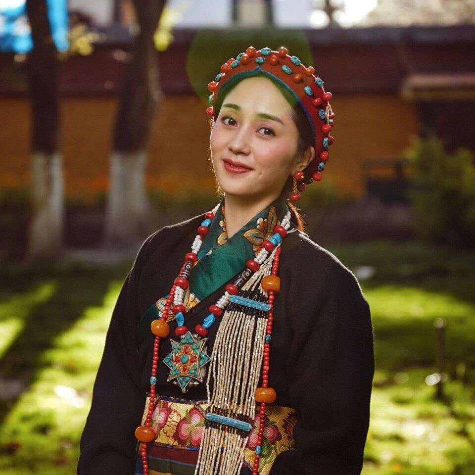 Tybetańska kobieta w tradycyjnym stroju puzzle online ze zdjęcia